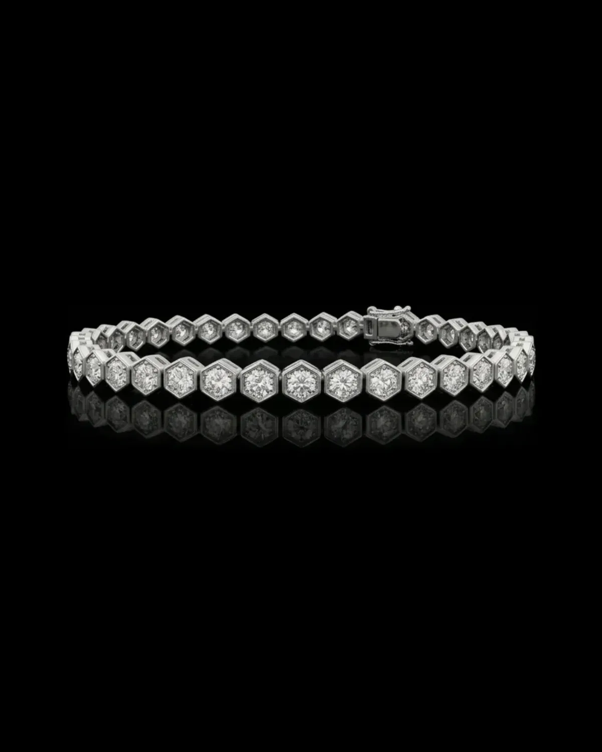 צמיד טניס בזהב לבן, אבנים עגולות במסגרות משושות סגורות וסוגר קופסה